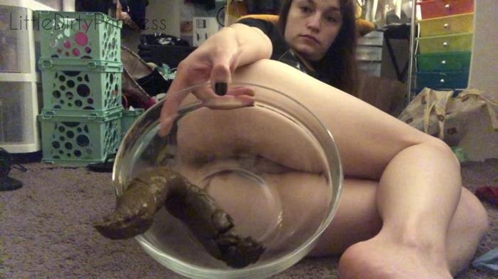 LittleDirtyPrincess (FullHD 1080p) Pooping a long thick one into a bowl in my bedroom [mp4 / 751 MB /  2022]