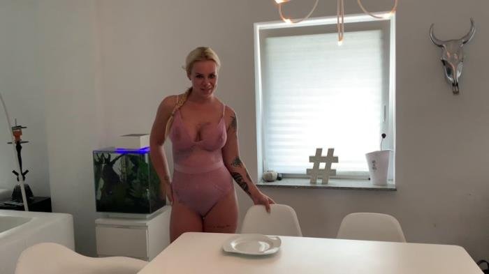 SteffiBlond (UltraHD 4K) Breakfast is ready - I come kack and piss your plate full with Devil Sophie [mp4 / 486 MB /  2022]