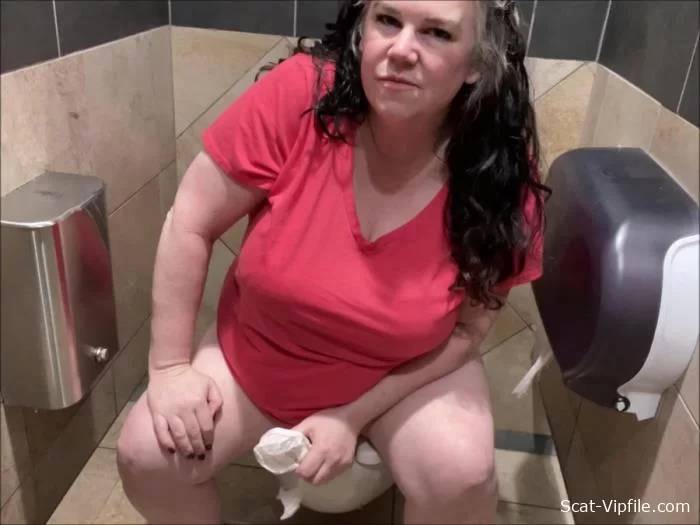 Granny (FullHD 1080p) Public Bathroom Embarrassed Shit [mp4 / 663 MB /  2024]