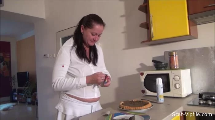 Solo (SD) Woman shits on a plate and eats her shit [mp4 / 668 MB /  2024]
