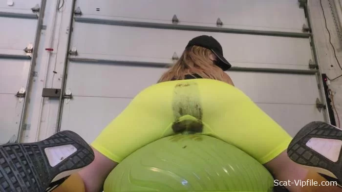 Poop Videos (FullHD 1080p) Workout gone wrong girl shitted her leggings and shorts [mp4 / 1.37 GB /  2024]