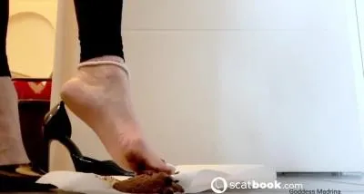 Goddess Madrina (HD 720p) Vidéo de mes pieds remplis de chocolat à l’intérieur de mes talons avec emprise psychologique [AVC / 68.35 MB /  2025]
