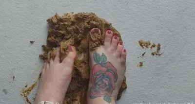 Lady Phoenix (HD 720p) Shit flavour feet [AVC / 63.67 MB /  2025]