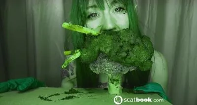 Preview of SweetBettyParlour (HD 720p) I am the Green Giant [AVC / 223.96 MB /  2025]