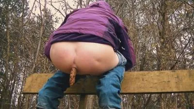 Mia Skye aka MiaRoxxx (HD 720p) Public Bench Poop [mp4 / 32.0 MB /  2025]