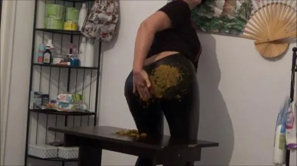 Mistress Roberta (SD) Stiffy Shit On Leather Pants [mp4 / 561 MB /  2025]