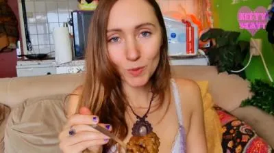 Kitty Skatt (FullHD 1080p) POV Cook And Feed [mp4 / 1.81 GB /  2025]