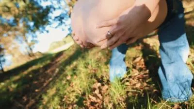 Mia Skye aka MiaRoxxx (HD 720p) Summer Outdoor Poop [mp4 / 21.5 MB /  2025]