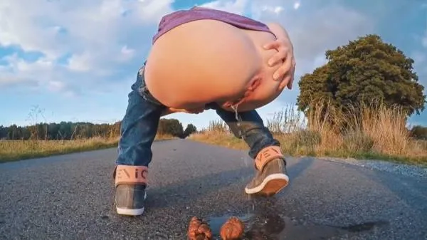 Mia Skye aka MiaRoxxx (HD 720p) HUUUGE On a Street [mp4 / 21.6 MB /  2025]