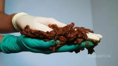 Ella Dearest aka Efro Ella (HD 720p) ASMR GLOVED HAND POOP [mp4 / 66.7 MB /  2025]