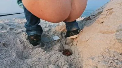 Mia Skye aka MiaRoxxx (HD 720p) Beach Shitting [mp4 / 16.9 MB /  2025]