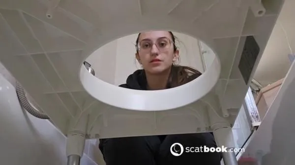 Scatting Girl 01 [mp4 / 58.4 MB /  2026] Spain, Toilet Slavery (HD 720p)