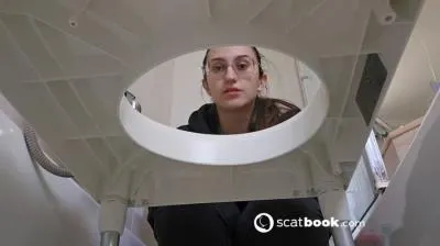 Scatting Girl 01 [mp4 / 58.4 MB /  2026] Spain, Toilet Slavery (HD 720p)