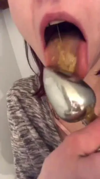 Licking My Butt Plug Clean 4 [mp4 / 2.77 MB /  2026] Defecation, Amateur (SD)